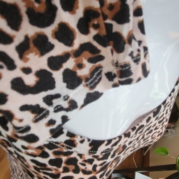 Maurice's 24/7 blouse long sleeved Animal Print Top pullover stretchy Large EUC - Picture 4 of 7